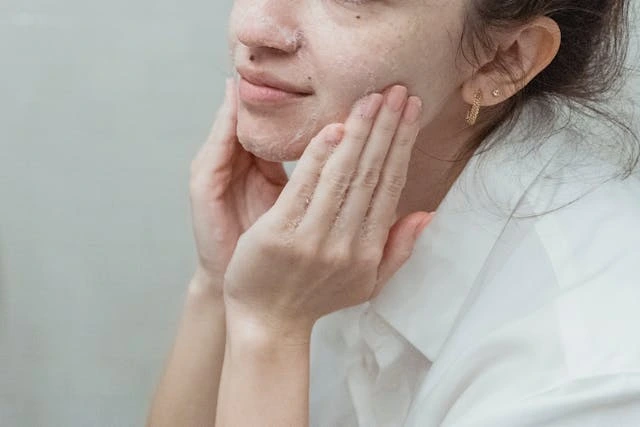 You are currently viewing Minimalist Salicylic Acid Face Wash Review: Best Anti-Acne Cleanser for Clear Skin (2025)